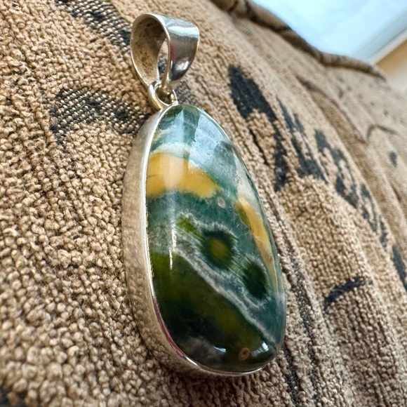 Handcrafted Freeform cabochon of Ocean Jasper in Sterling Silver. - Picture 7 of 14